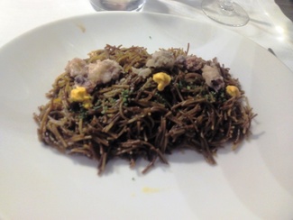 Fideus negres amb calamarcets