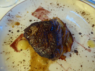 Solomillo sobre terrina de patata