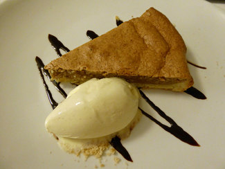 Postre : Tarta de avellana con helado de yogur