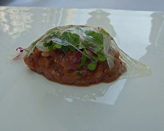 Steak-tartar de ibérico y lámina de tocino ibérico