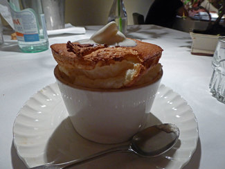 Postre : Soufflé de fresas y vermouth con helado de arroz con leche