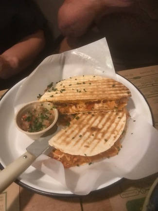 Quesadilla pollo loco.