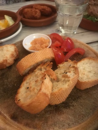 Peculiar preparación del pan con tomate.