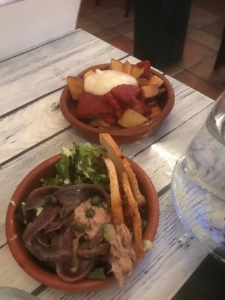 Tostadas con anchoas y bravas