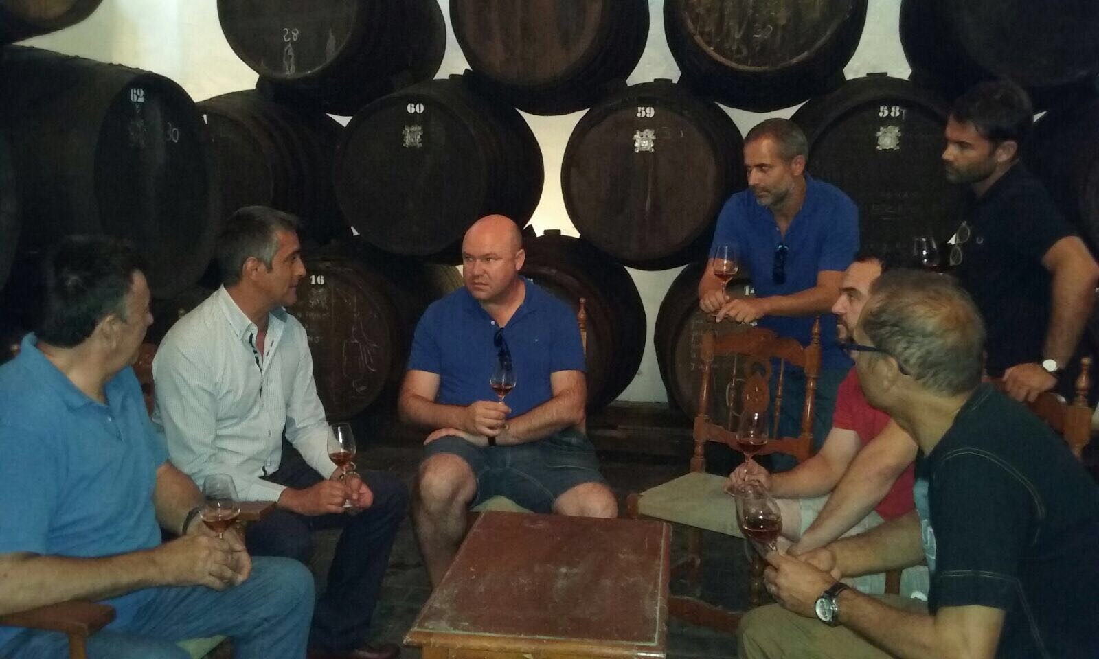 Creo que es una foto que resume la esencia de la vida en la Bodega. Hijos de Manuel del Pino contanto anécdotas del legado de Montilla-Moriles. En copa un excelso Amontillado Pajarito