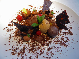Postre : Textura de chocolate y helado de café