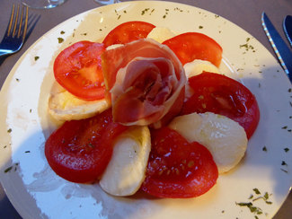 Ensalada de tomate, mozzarella y jamón de los Pirineos