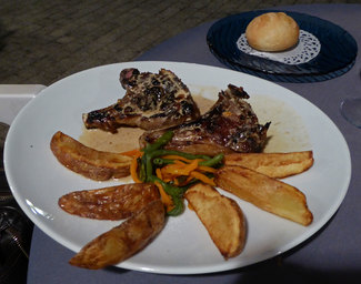 Chuletitas de cordero al ajo y patatas caseras