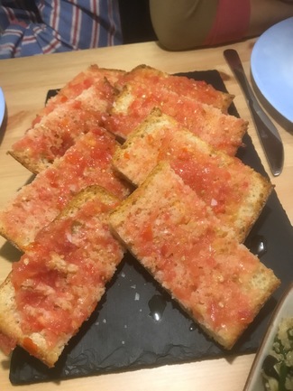 Un pan con tomate sobresaliente.