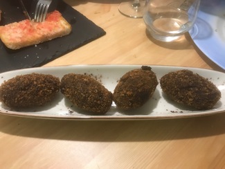 Croquetas de calamar y butifarra, duras por fuera,semilíquidas por dentro.