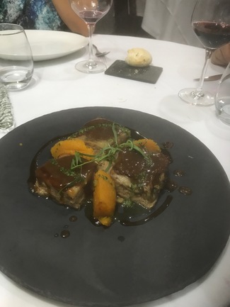 Dados de cochinillo confitado, muy bueno.