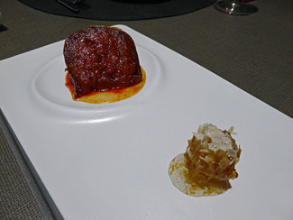 Sobrasada con panal de miel, acompañada de pan con tomate