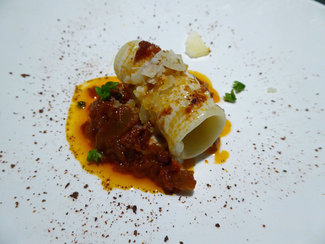Macarrón con panceta, tomate, albahaca y queso de oveja