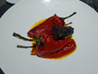 Butifarra negra con pimientos del piquillo del huerto