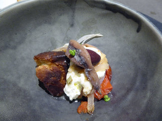 Tomate San Marzano asado al horno con anchoa, queso cremoso, albahaca, oliva negra y cebolleta