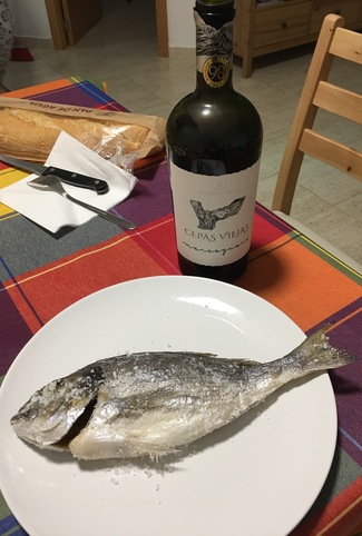 Dorada a la sal, acompañada por el Merseguera 2016
