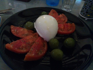 Ensalada de mozzarella, tomate y olivas