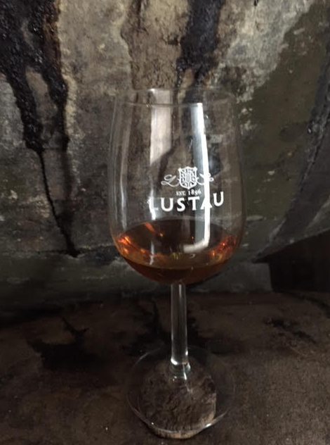 Copa de Lustau en una de las bodegas