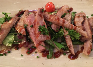 Secreto ibérico con vinagreta de lemon grass y verduras