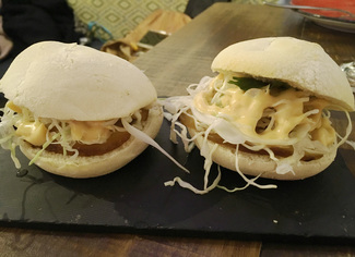 Mollete de panceta confitada, col, mahonesa de chipotle y cilantro 