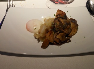 Hongo fresco con patata, huevo y foie