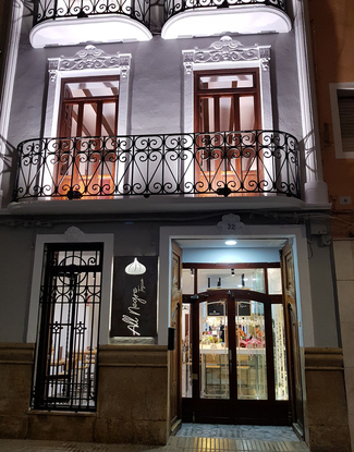 Imagen de la fachada de la Tasca All Negre de noche