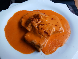 Pastel de bacalao y gambas a la crema de pimientos escalivados