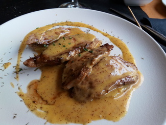 Secreto de cerdo a la salsa Dijon