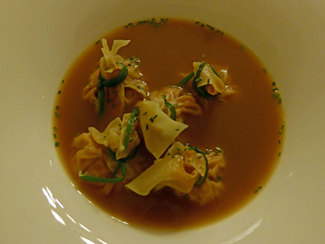 Raviolis de txangurro de  buey de mar con su "suquet"