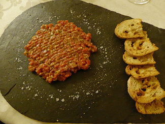 Steak tartar de filete de ternera de la Moreta al Calvados, acompañado de un buen pan tostado
