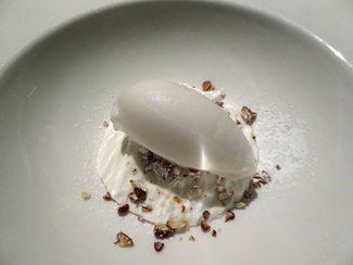 Postre : Cuajada de oveja con chutney de pera y miel