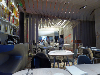 Al fondo el comedor principal de Alkimia y la cocina a la vista
