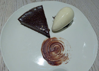 Postre : Pastel de chocolate con helado de vainilla