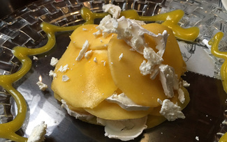 Milhojas de mango con queso de cabra