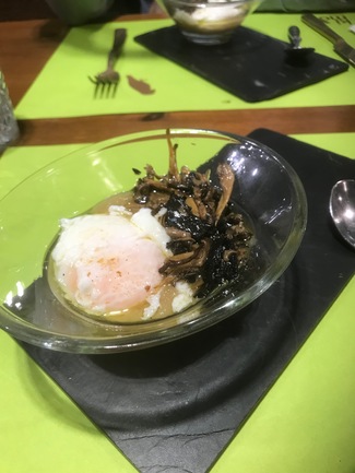 El huevo poché justifica por sí solo la visita.