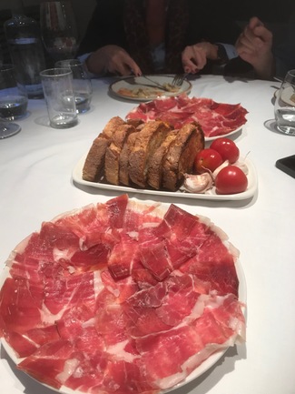 El detalle del tomate de untar es de gran restorán