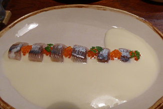 Ajoblanco con sardina ahumada y huevas de trucha.