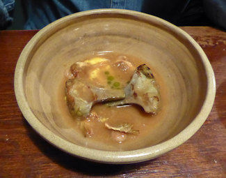 Alcachofas a la brasa con suquet de galeras