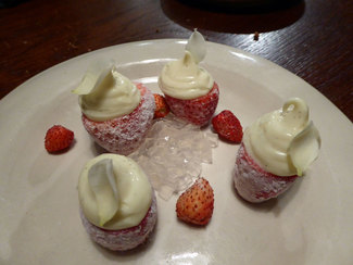 Postre : Fresones rellenos de chocolate blanco y gelatina de rosas