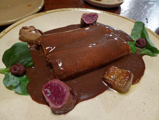 Canelones de liebre a la Royale con hojas de ostra