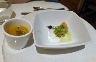 Aperitivo : salmón ahumado y  "velouté" de calabaza y costrones con aceite de oliva
