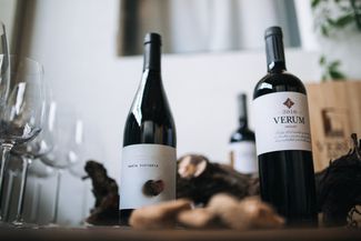 Bodegas VERUM en ESPAI VEREMA. Viajar a través del vino de latitud 39 norte a 39 sur.