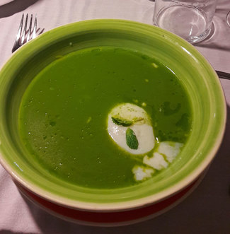 Crema de vainas de guisantes frescos, huevo a baja temperatura y menta.