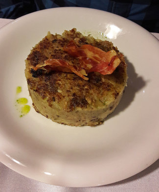 Patatas enmascaradas de butifarra con panceta crujiente