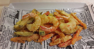 Tempura de verduras y colas de langostinos.