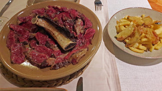 Txuleton de buey, de 500 gr con una maduración minima de 40 días, cocinado a la parrilla, servido troceado con sal gorda