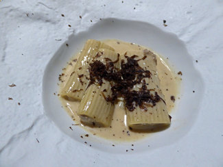 Macarrones rellenos de mousse de caza a la crema y trufa tuber melanosporum