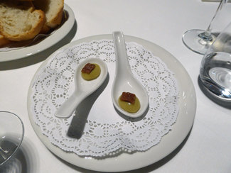 Aperitivo : Oliva esferificada con anchoa de l'Escala