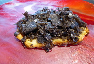 Tostada con trufa tuber melanosporum