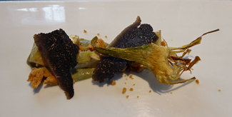 Ensalada de alcachofas, foie gras de pato y trufa tuber melanosporum. 